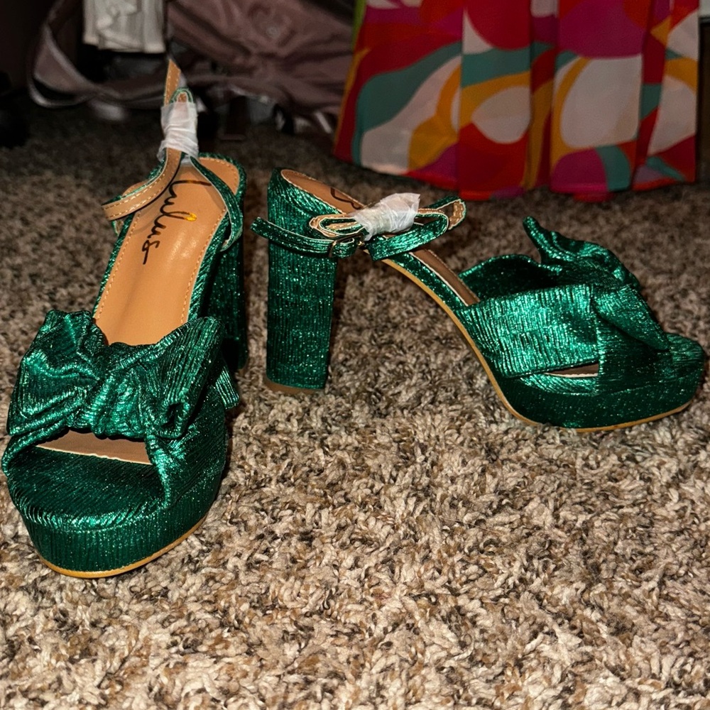 Women’s size 7 emerald green foil heels